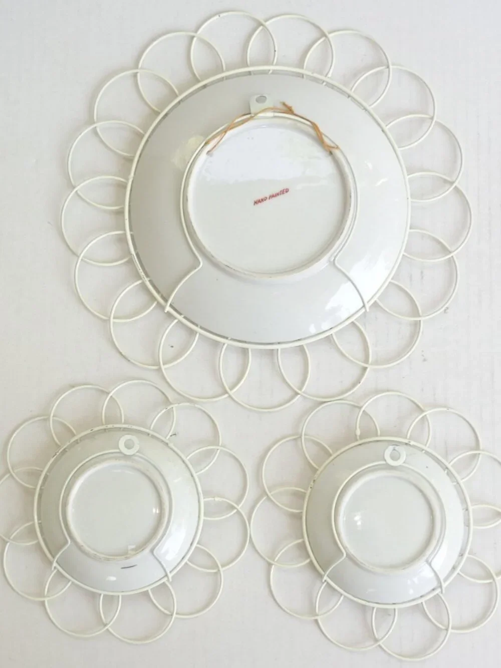 Vintage Floral Wall Hanger Plates with Scalloped Wire - Set of 3